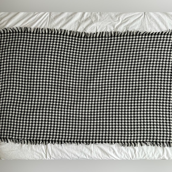 ✨ SOLD ✨ EUC Akira Chicago Red Label Black White Houndstooth Fringe Long Scarf - Picture 3 of 8